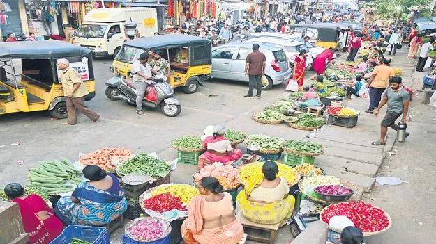 రోడ్లపై మళ్లీ దుకాణాలు