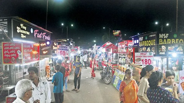 నైట్‌ ఫుడ్‌ కోర్టుపై పిల్లిమొగ్గలు