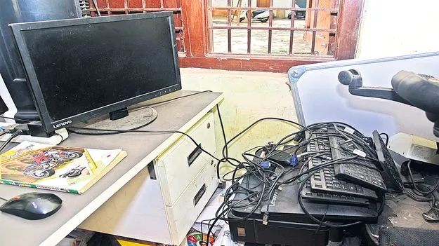 సచివాలయాల్లో కంప్యూటర్లు మొరాయింపు