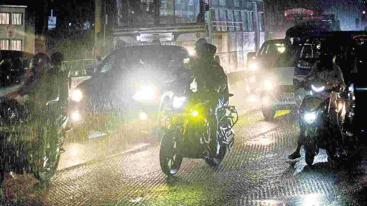 ఈదురుగాలులతో వర్షం