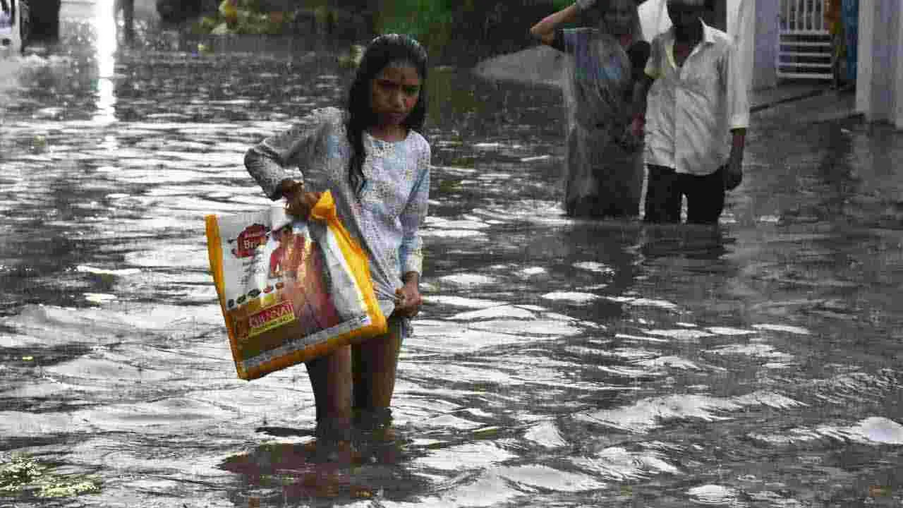 హైదరాబాద్‌లో భారీ వర్షం .. జలమయమైన రహదారులు 