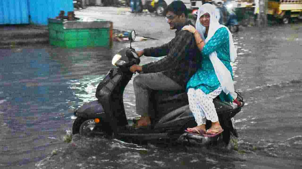 హైదరాబాద్‌లో భారీ వర్షం .. జలమయమైన రహదారులు 