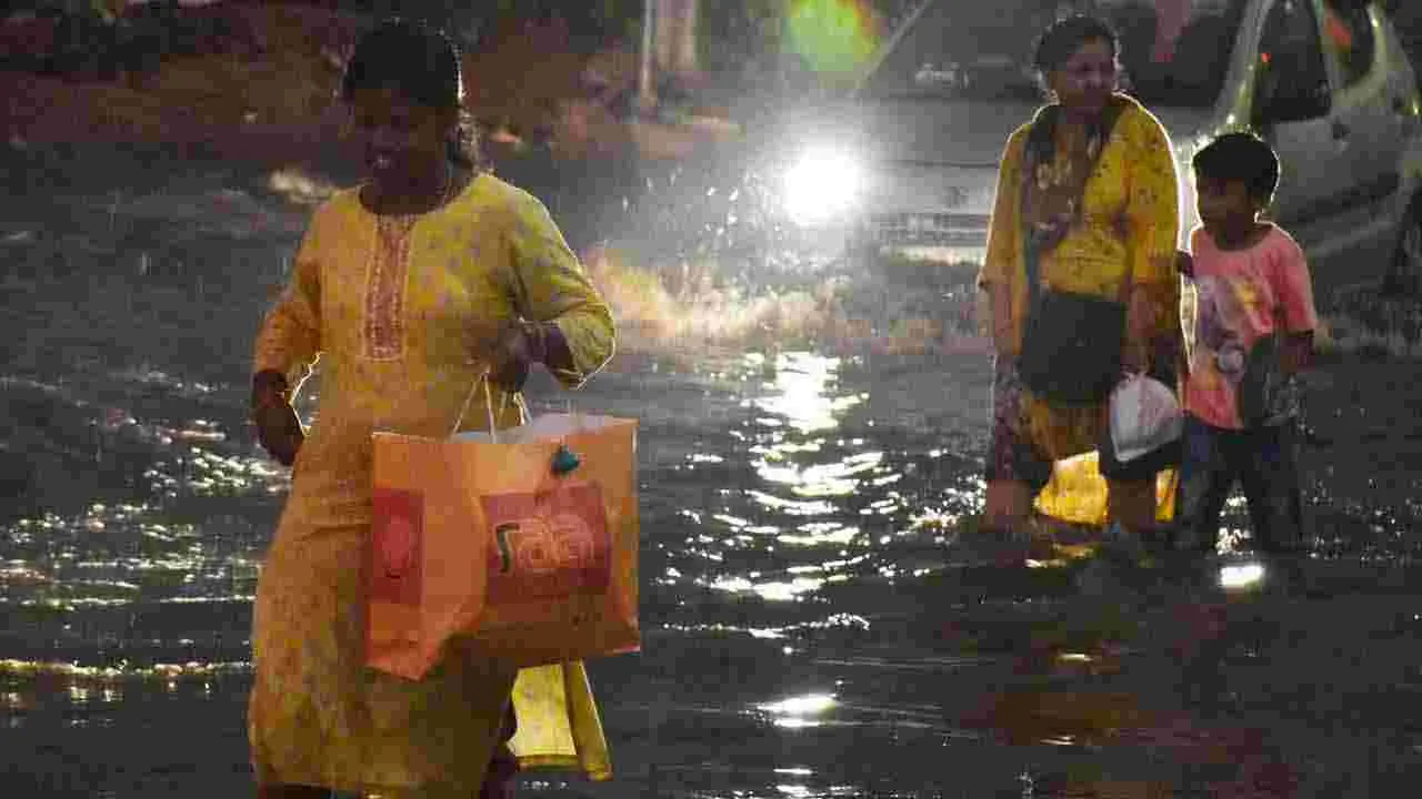 హైదరాబాద్‌లో భారీ వర్షం .. జలమయమైన రహదారులు 