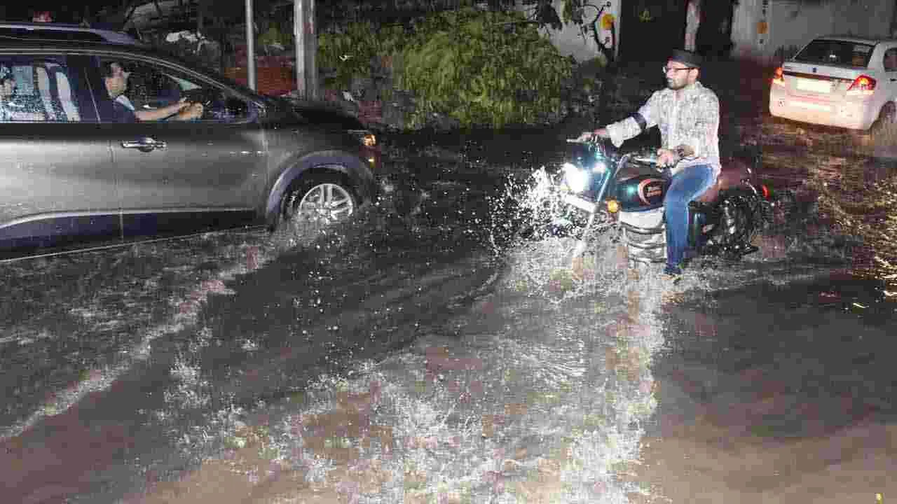 హైదరాబాద్‌లో భారీ వర్షం .. జలమయమైన రహదారులు 