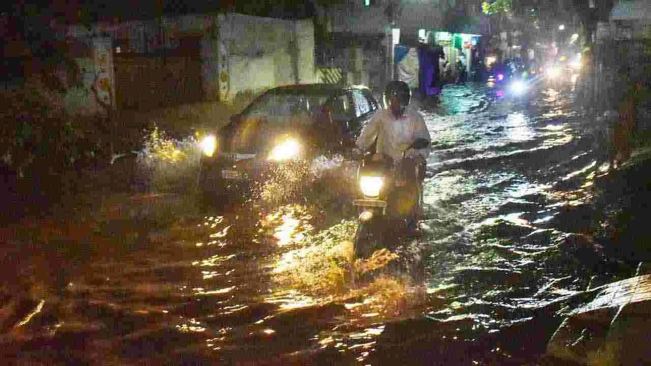 హైదరాబాద్‌లో భారీ వర్షం .. జలమయమైన రహదారులు 