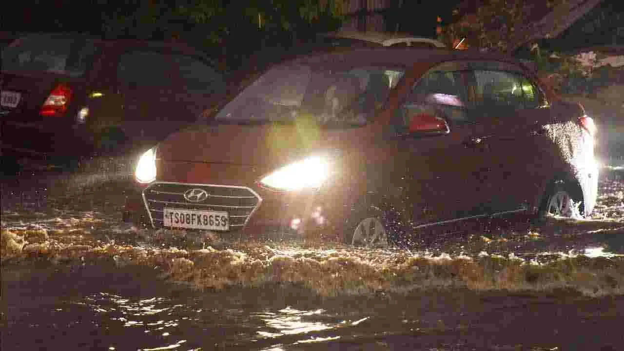 హైదరాబాద్‌లో భారీ వర్షం .. జలమయమైన రహదారులు 