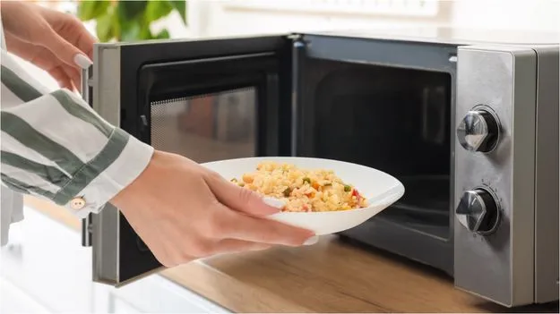 Kitchen Tips: ఆహారాన్ని మళ్లీ వేడి చేస్తున్నారా.. ఈ తప్పులు అస్సలు చేయకండి..