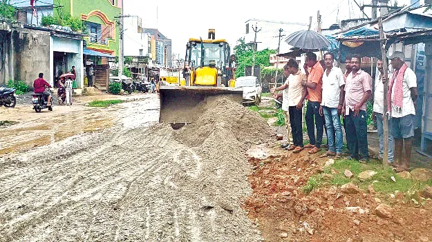  గోతులను పూడ్చిన లారీ యూనియన్‌ ప్రతినిధులు