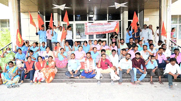 జిల్లా ఆసుపత్రి కార్మికుల సమ్మె.. వాయిదా