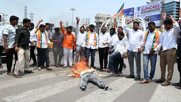  ఉగ్రవాదుల దిష్టిబొమ్మ దహనం