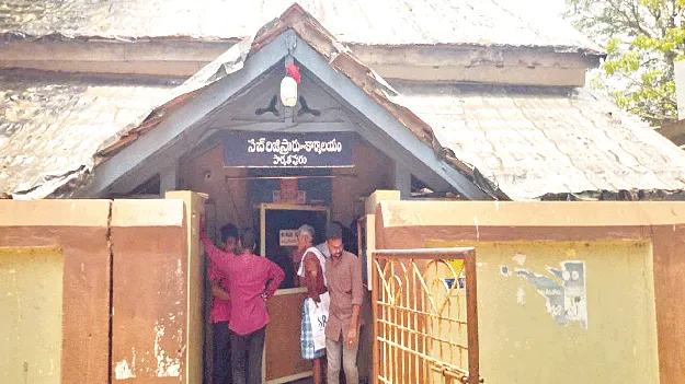  Sub-Registrar Offices     సబ్‌ రిజిస్ర్టార్‌ కార్యాలయాలు కిటకిట 