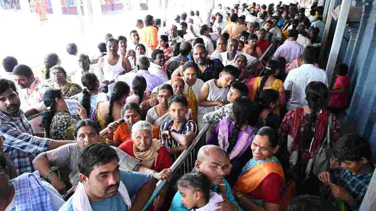 Saraswati Pushkaralu 2025: సరస్వతీ పుష్కరాలకు భారీగా తరలి వస్తున్న భక్త జనం