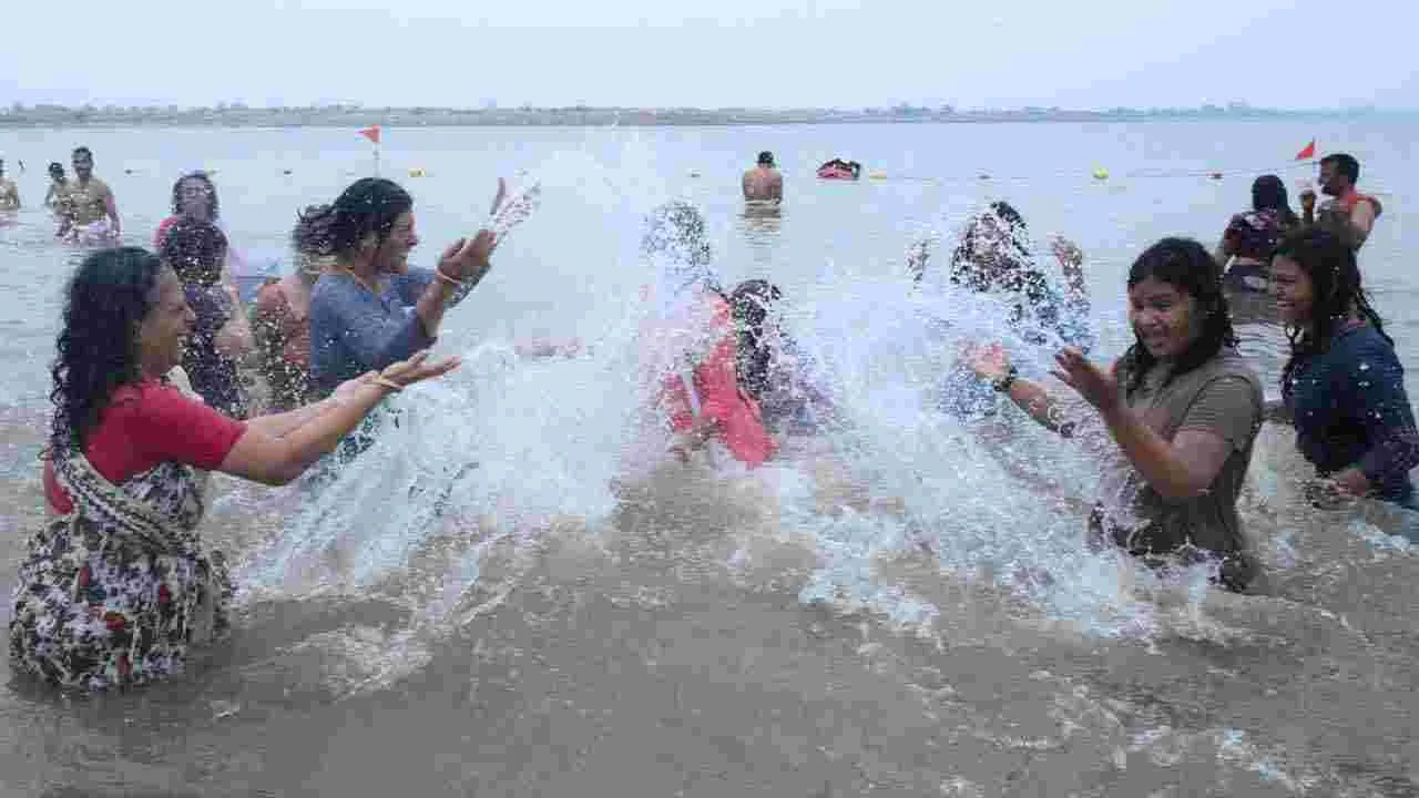 Saraswati Pushkaralu 2025: సరస్వతీ పుష్కరాలకు భారీగా తరలి వస్తున్న భక్త జనం