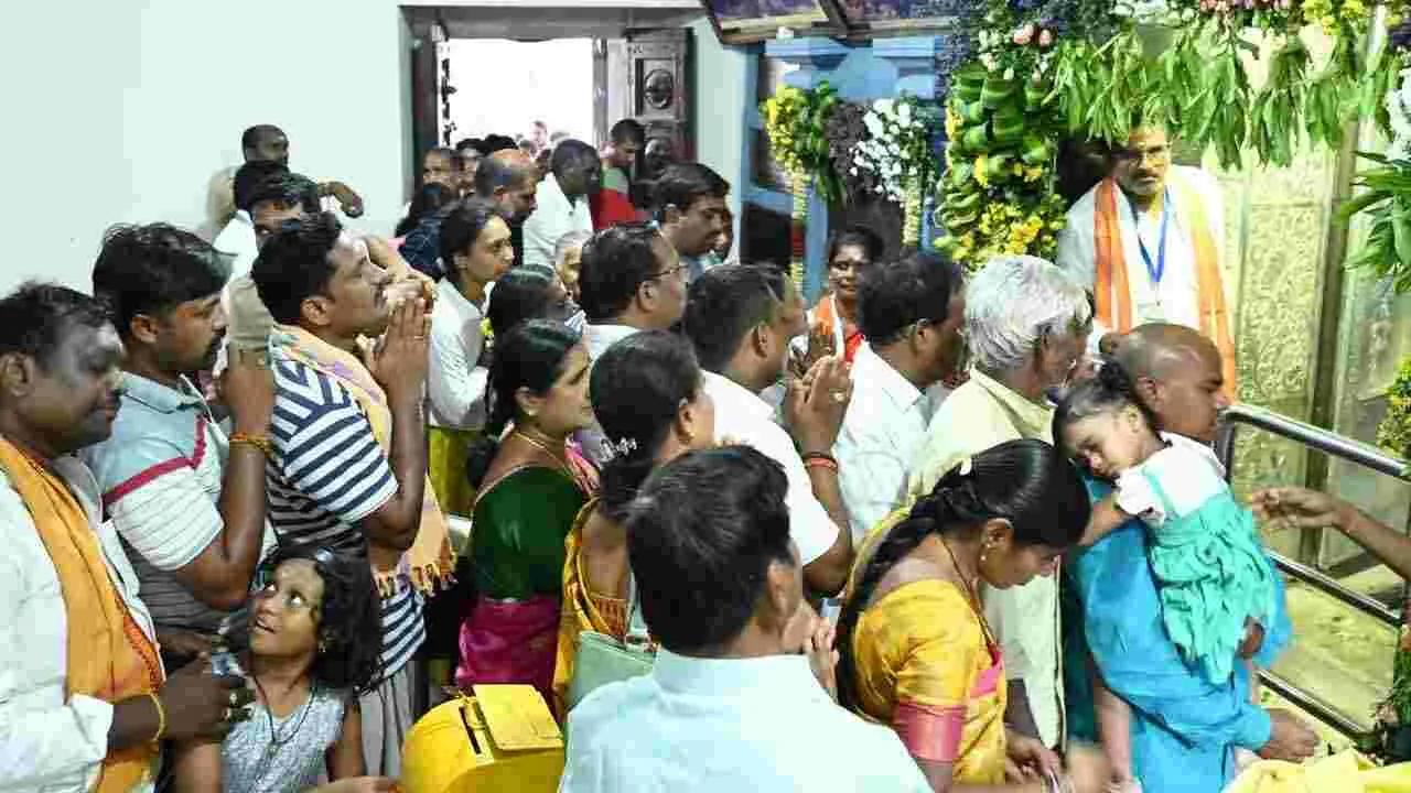 Saraswati Pushkaralu 2025: సరస్వతీ పుష్కరాలకు భారీగా తరలి వస్తున్న భక్త జనం