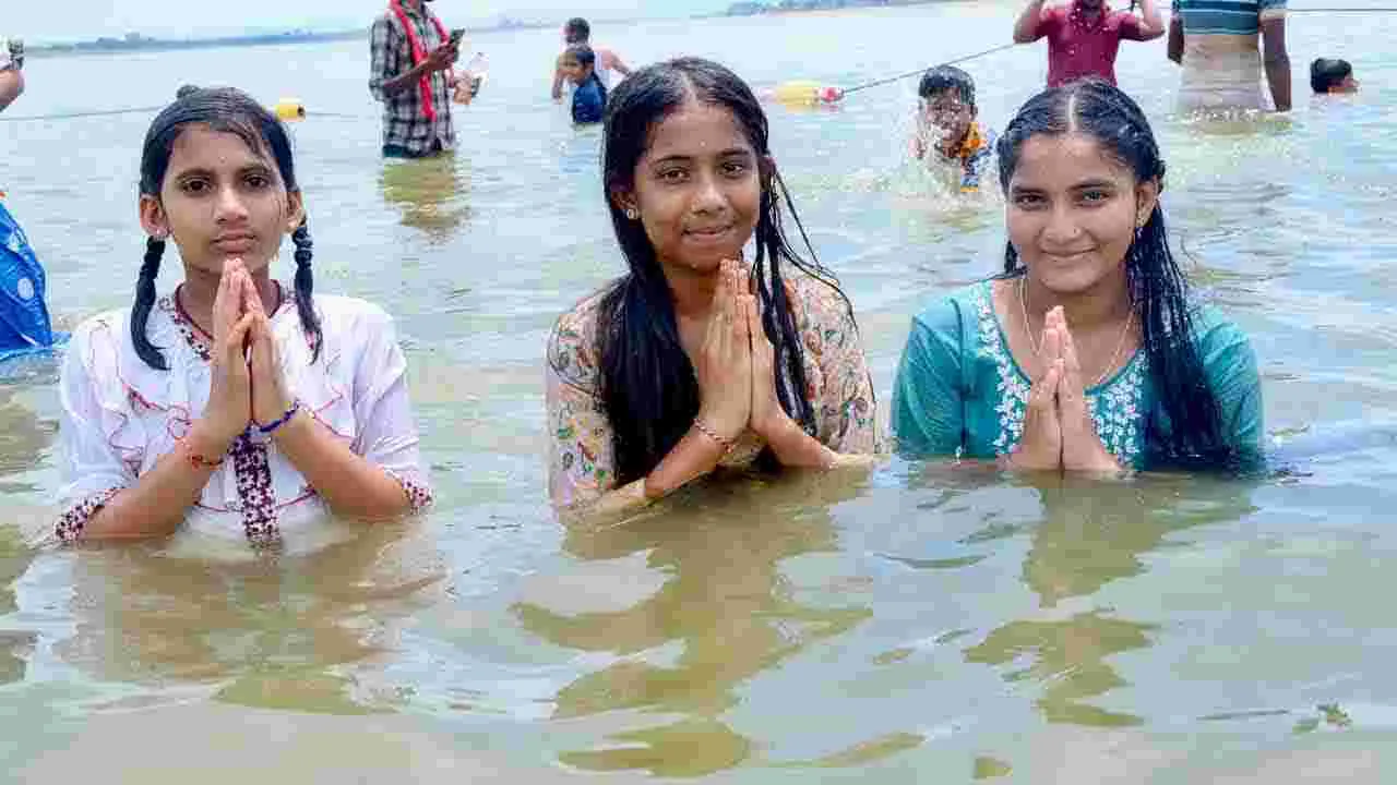 Saraswati Pushkaralu 2025: సరస్వతి పుష్కరాలకు పోటెత్తిన భక్తులు