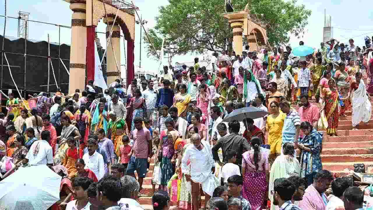 Saraswati Pushkaralu 2025: సరస్వతి పుష్కరాలకు పోటెత్తిన భక్తులు