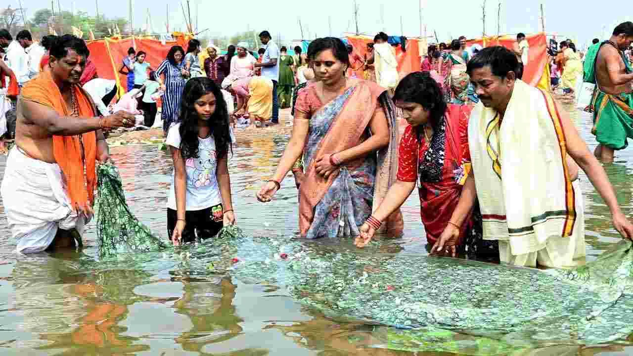 Saraswati Pushkaralu 2025: సరస్వతీ పుష్కరాలకు భారీగా తరలి వస్తున్న భక్త జనం