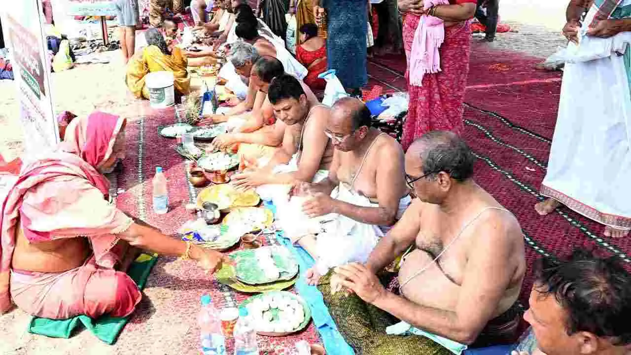 Saraswati Pushkaralu 2025: సరస్వతీ పుష్కరాలకు భారీగా తరలి వస్తున్న భక్త జనం