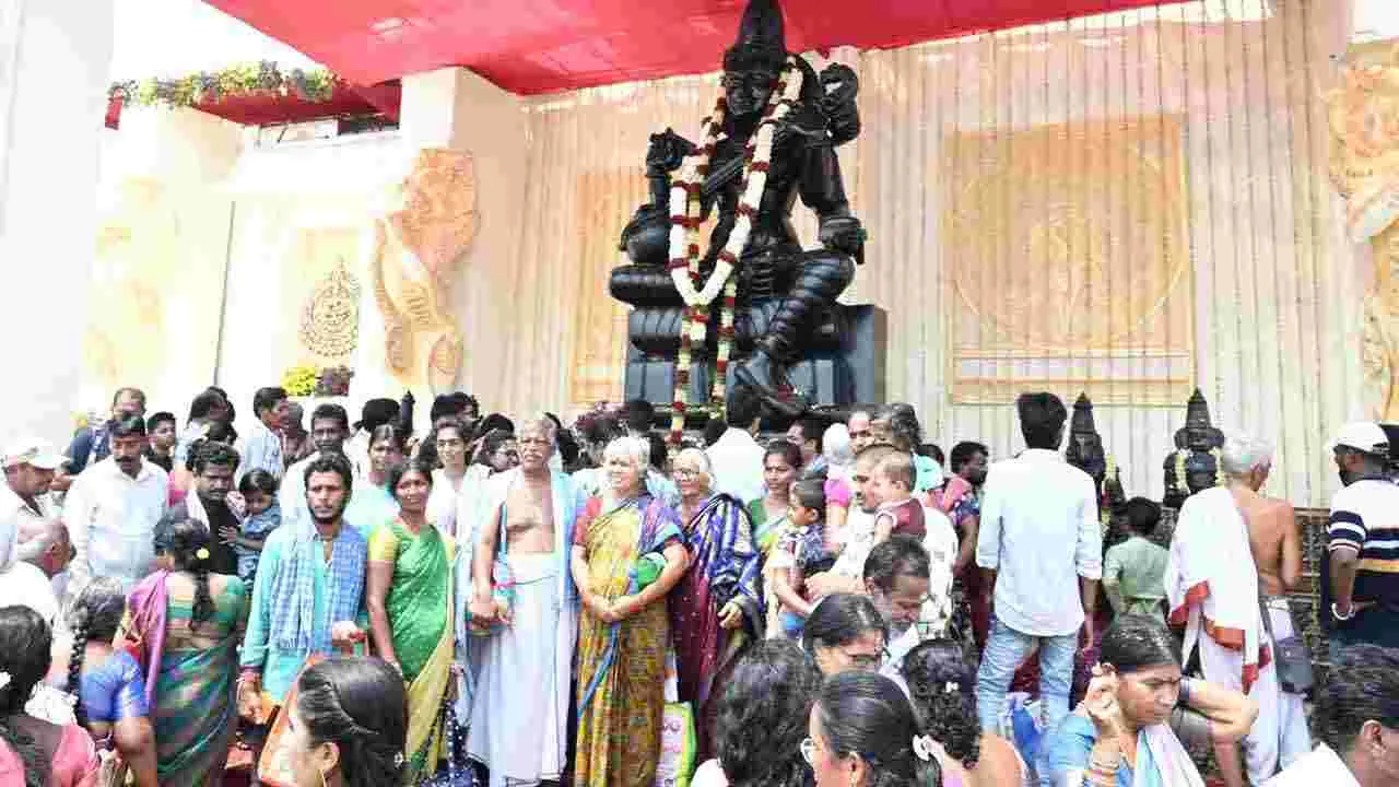 Saraswati Pushkaralu 2025: సరస్వతీ పుష్కరాలకు భారీగా తరలి వస్తున్న భక్త జనం