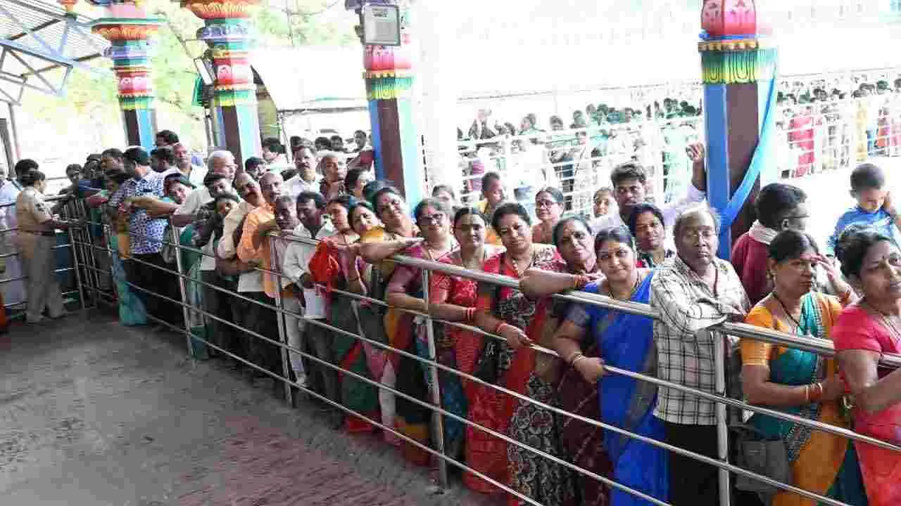 Saraswati Pushkaralu 2025: సరస్వతీ పుష్కరాలకు భారీగా తరలి వస్తున్న భక్త జనం