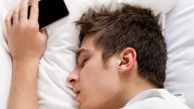 Sleeping Tips: రాత్రిపూట ఫోన్ను పక్కన్నే పెట్టుకుని నిద్రపోతున్నారా.. జాగ్రత్త..