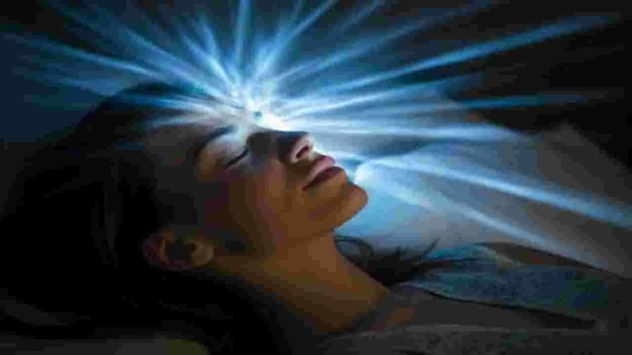Sleeping Habits: లైట్లు వేసుకుని నిద్రపోతున్నారా.. అయితే మీరు డేంజర్లో పడ్డట్లే..