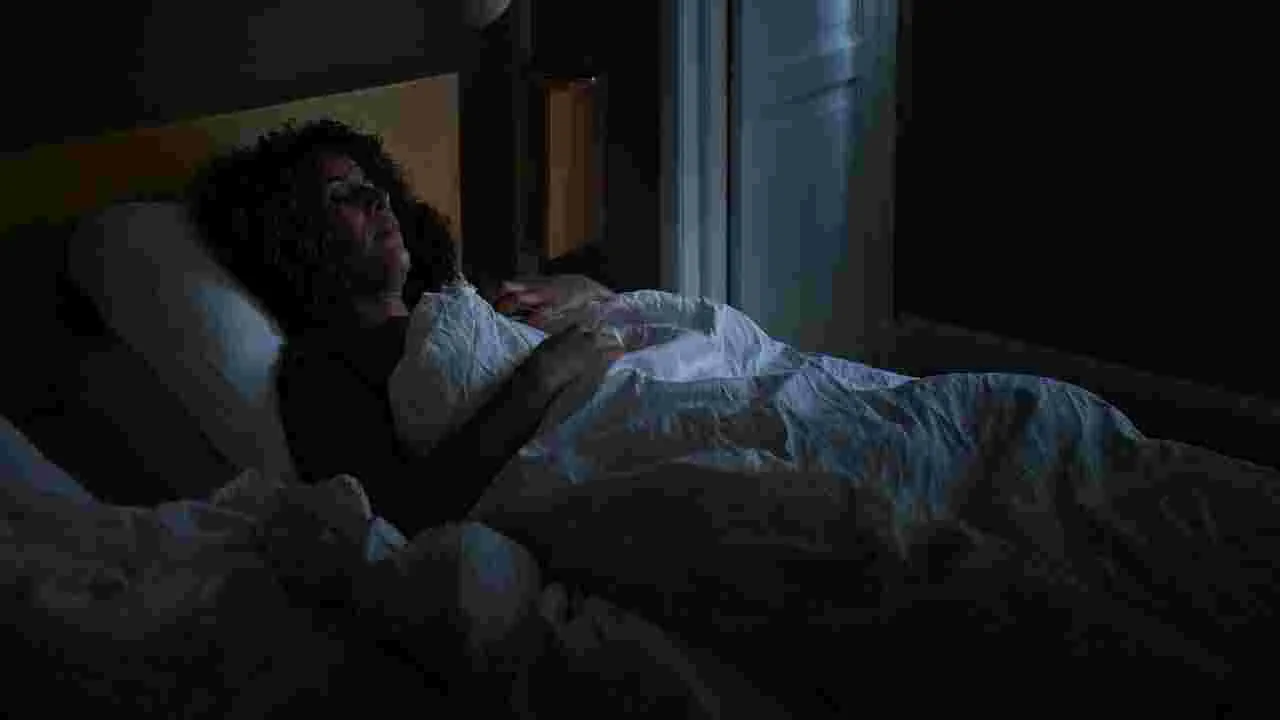 Sleeping Habits: లైట్లు వేసుకుని నిద్రపోతున్నారా.. అయితే మీరు డేంజర్లో పడ్డట్లే..
