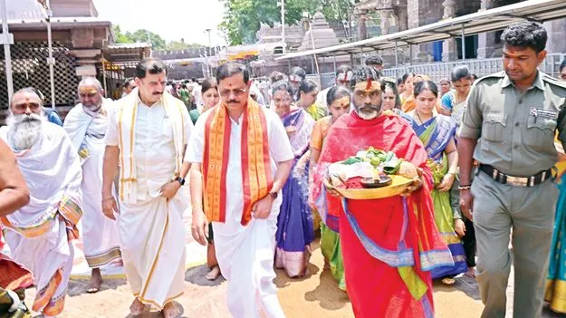 అమ్మవారికి కొబ్బరికాయల సమర్పణ