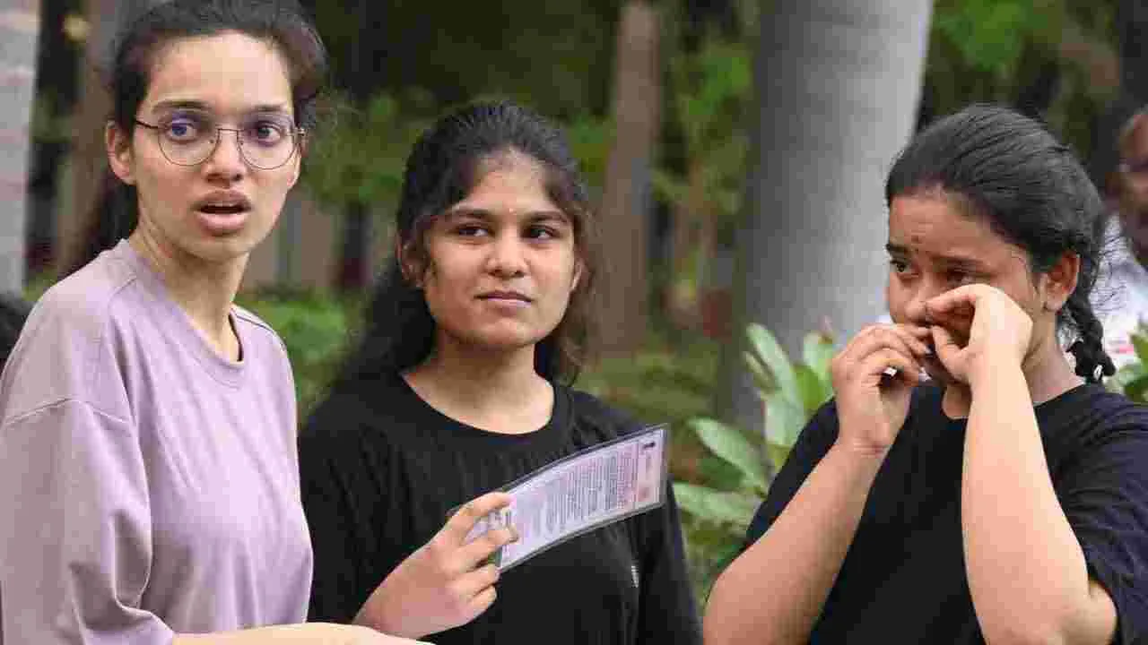 NEET Exam: తెలుగు రాష్ట్రాల్లో ప్రశాంతంగా నీట్.. పరీక్ష కేంద్రాల వద్ద భారీ బందోబస్తు