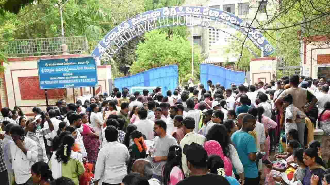 NEET Exam: తెలుగు రాష్ట్రాల్లో ప్రశాంతంగా నీట్.. పరీక్ష కేంద్రాల వద్ద భారీ బందోబస్తు