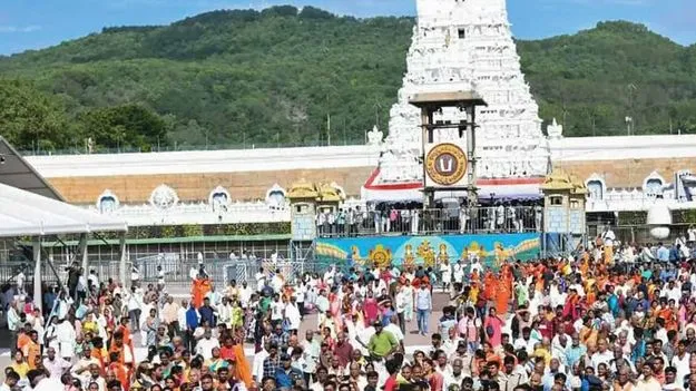 Tirumala: శ్రీవారి సేవలో జస్టిస్‌ టీసీడీ శేఖర్‌ 