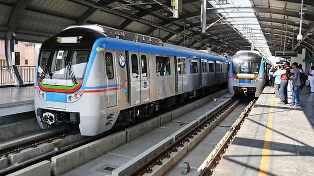 Hyderabad Metro Train: మెట్రో సేవల్లో అంతరాయం.. ఆ రూట్లో ఆగిన ట్రైన్స్..