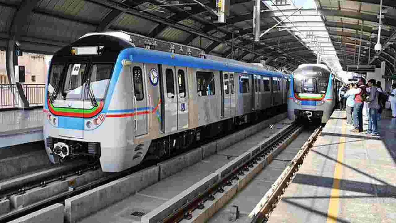 Hyderabad Metro Train: మెట్రో సేవల్లో అంతరాయం.. ఆ రూట్‌లో ఆగిన ట్రైన్స్..