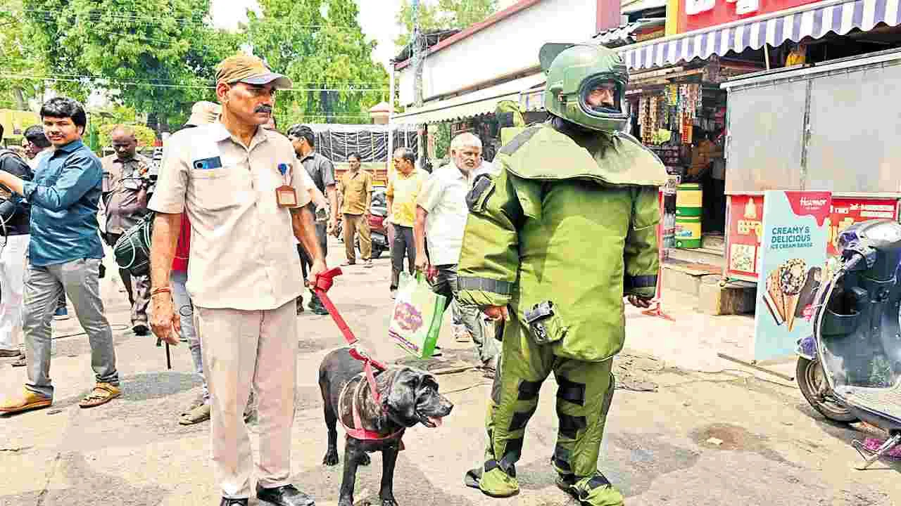 Bomb Squad Search: బెజవాడ, విశాఖల్లో బాంబు బెదిరింపు కలకలం
