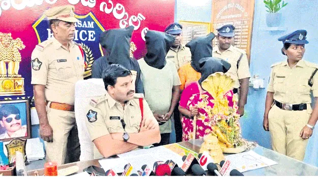 దొంగతనాలకు పాల్పడుతూ  గంజాయి విక్రయించే ముఠా అరెస్ట్‌