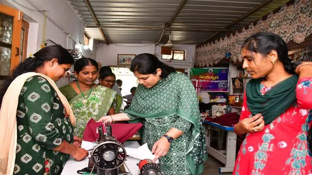 విద్యార్థుల యూనిఫామ్స్‌ నాణ్యంగా కుట్టాలి