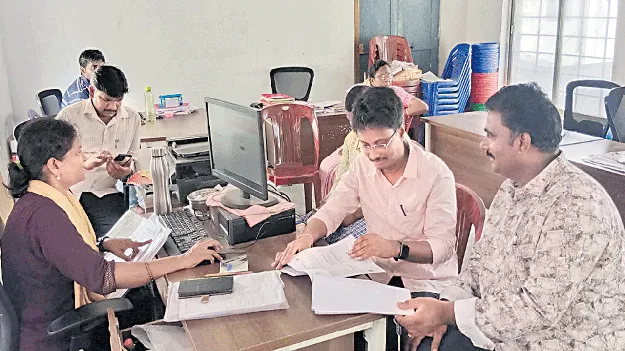 కొత్త కార్డుకు కష్టాలు