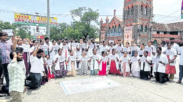 మోకాళ్లపై సీహెచ్‌వోల నిరసన