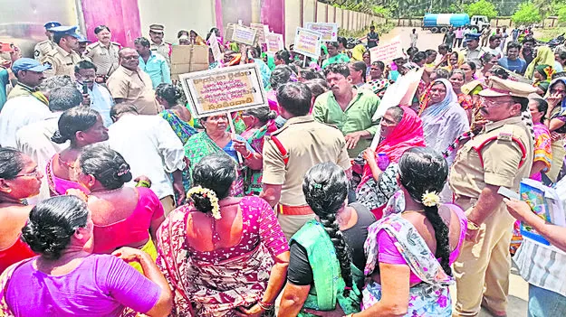 ఓడలరేవులో ఓఎన్జీసీ టెర్మినల్‌ ముట్టడిలో ఉద్రిక్తత 