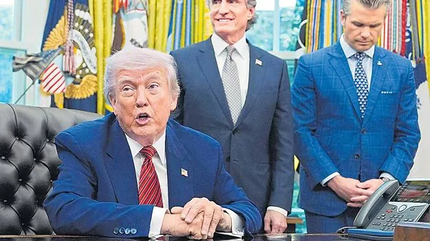 Trump: అమెరికాలో ఫోన్లను తయారు చేయకుంటే సామ్‌సంగ్‌పైనా దిగుమతి సుంకం