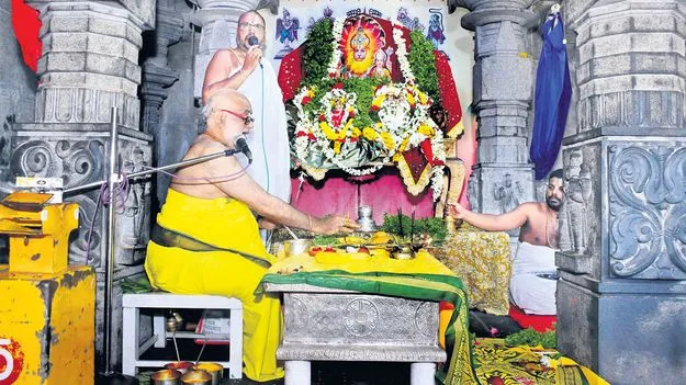 యాదగిరీశుడికి శాస్త్రోక్తంగా నిత్యపూజలు 