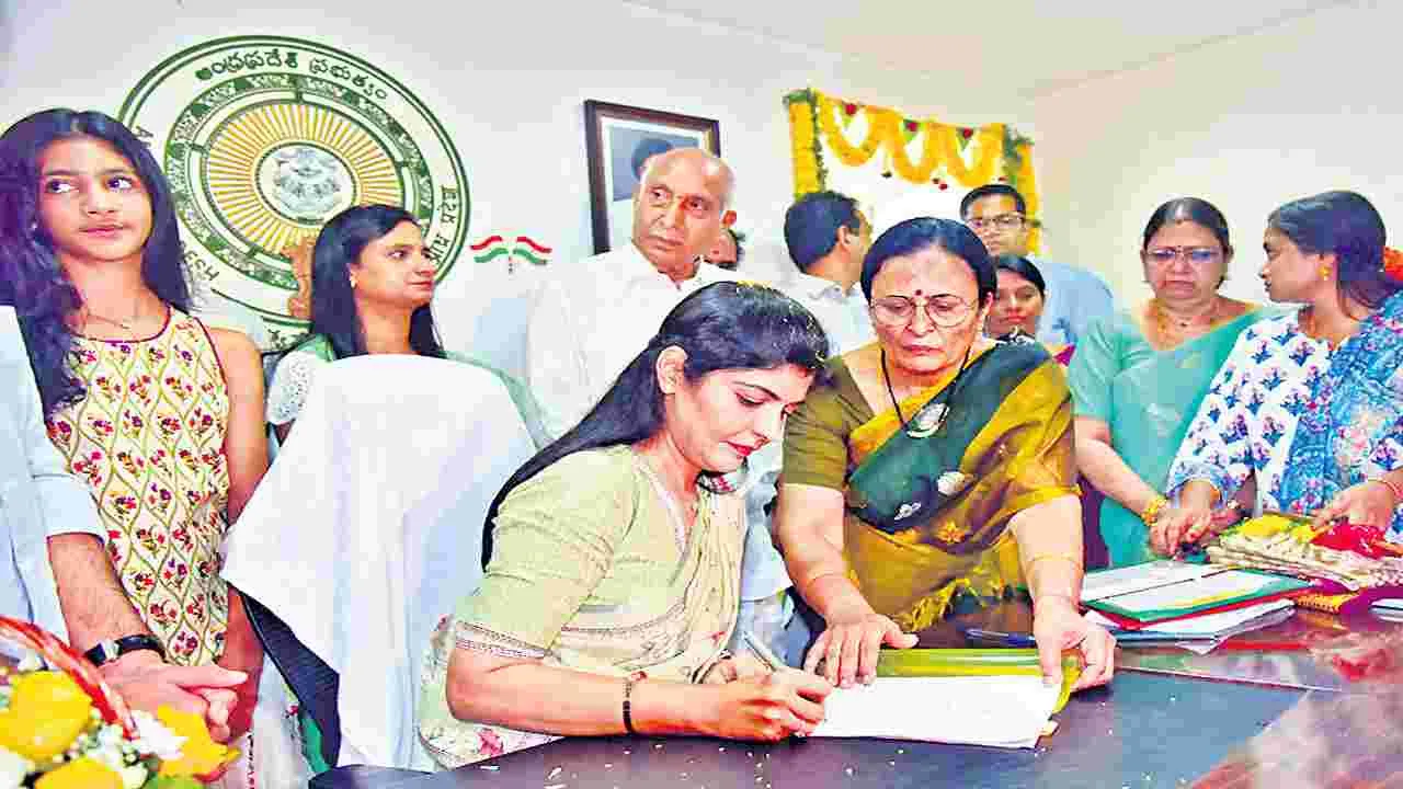 Rayapati Shailaja: అసభ్య పోస్టులు పెడితే కఠిన చర్యలు