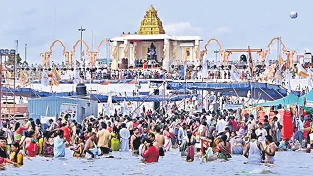 Kaleshwaram Pushkaralu: భక్తజన సంద్రం.. త్రివేణీ సంగమం