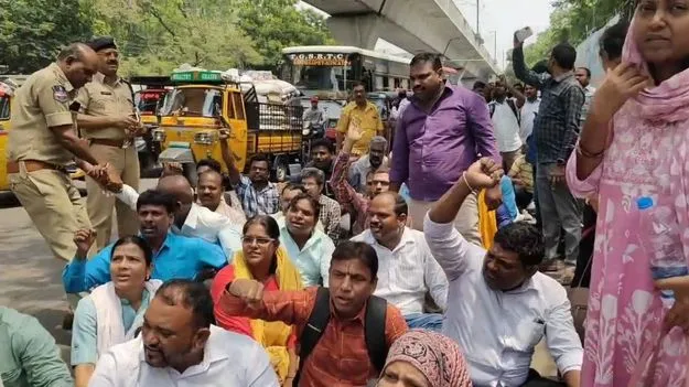 Contract Lecturers Protest:  గాంధీభవన్‌ను ముట్టడించిన అధ్యాపకులు