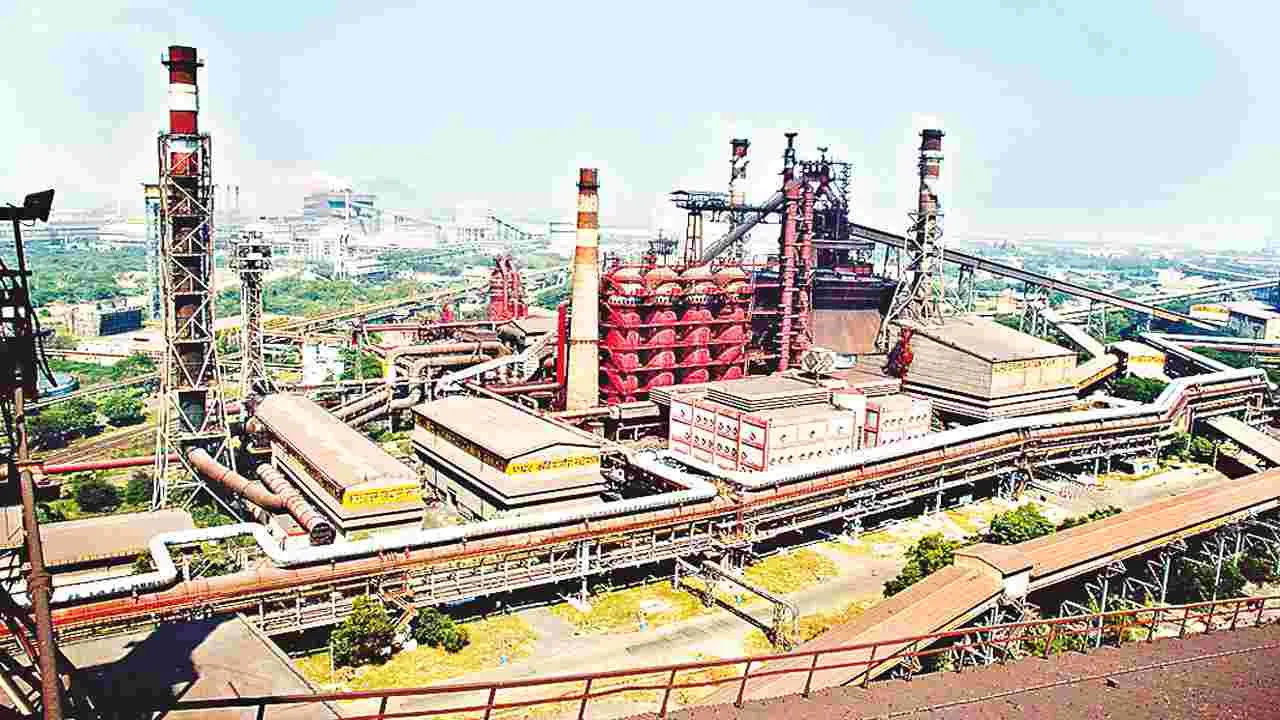 Worker Protests: స్టీల్‌ప్లాంటులో సమ్మె సైరన్‌