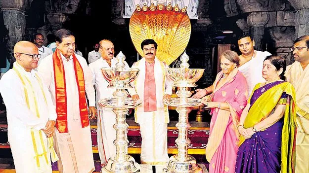 Mysore Queen Promoda Devi: తిరుమల శ్రీవారికి 50కిలోల వెండి అఖండ దీపాలు