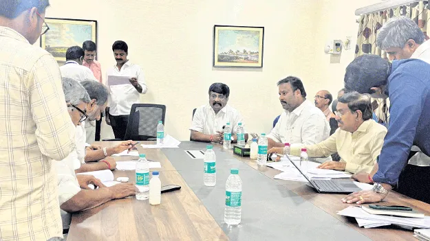 మహానాడుకు కదులుతున్న శ్రేణులు