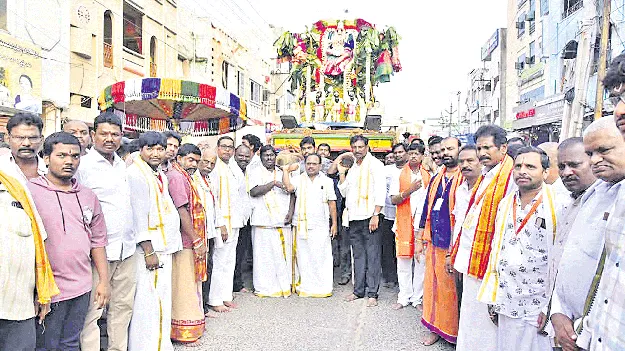 పొన్న మానుపై నల్లనయ్యగా చెన్నయ్య