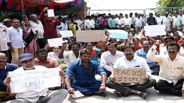 Telangana Outsourcing Employees: ఔట్‌ సోర్సింగ్‌  ఉద్యోగులను ఆదుకోవాలి