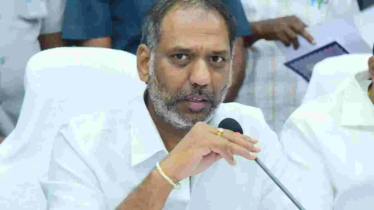 Minister Gottipati Ravi: వర్షాలు వచ్చేలోగా వ్యవసాయ విద్యుత్తు కనెక్షన్లు ఇవ్వండి